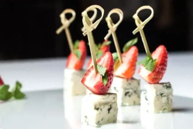 Канапе с голубым сыром, клубникой и мятой (10 шт)